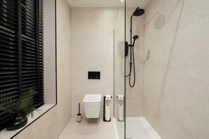 Shower, towels - City Centre Apartment Sleeps 2 with WiFi (Edinburgh)