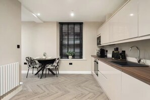 Fridge, microwave, oven, stovetop - City Centre Apartment Sleeps 2 with WiFi (Edinburgh)