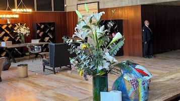 Área de estar no saguão