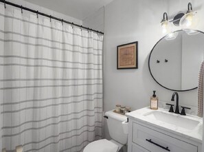 Serviettes fournies, savon, papier toilette