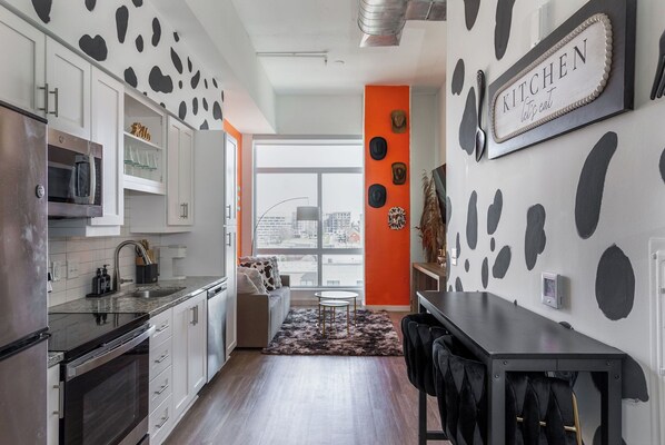 Private kitchen - Luxury High-Rise, Walk to Broadway, Pool + Sky Lounge, coffee essentials (Nashville)