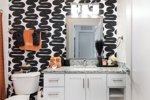 Hair dryer, towels, soap, toilet paper - Luxury High-Rise, Walk to Broadway, Pool + Sky Lounge, coffee essentials (Nashville)
