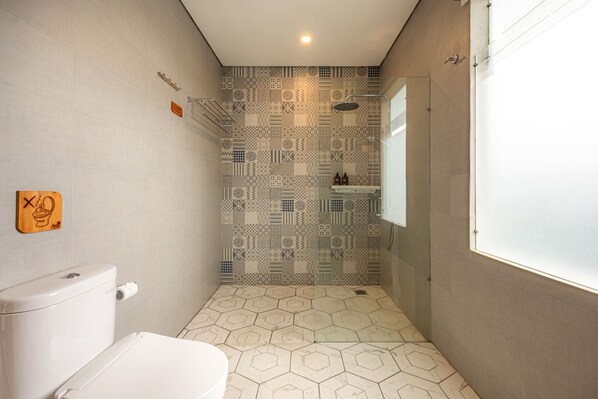 Premium-huone, parveke | Kylpyhuone | Suihku, ilmaiset hygieniatuotteet, pyyhkeet