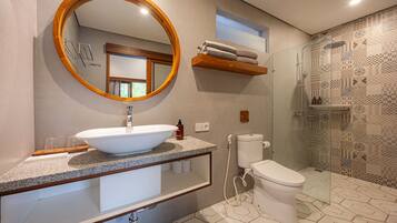 Kamar Premium | Kamar mandi | Shower, perlengkapan mandi gratis, dan handuk