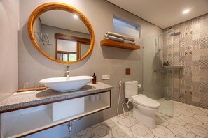 Chambre Prestige | Salle de bain | Douche, articles de toilette (gratuits), serviettes fournies