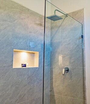 Dusche, Handtücher, Seife, Toilettenpapier