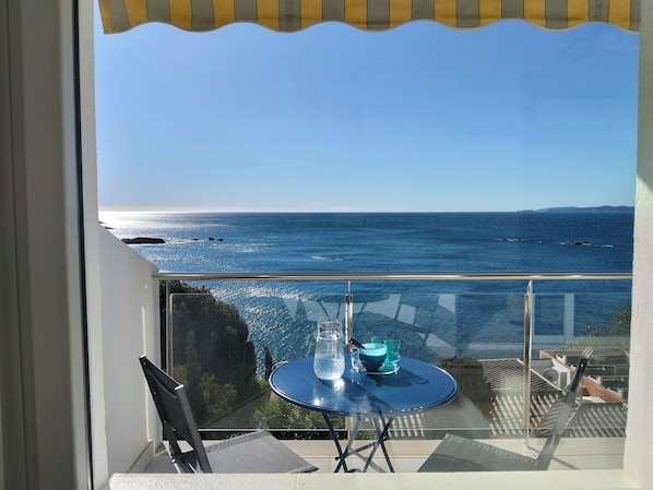 Outdoor dining - MIRADOR I. Modern and bright apartment with stunning sea views overlooking Canyelles Petites beach. (ROSES)
