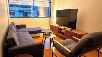 Deluxe Studio Suite, 1 Bedroom, Private Bathroom, Resort View | Living area