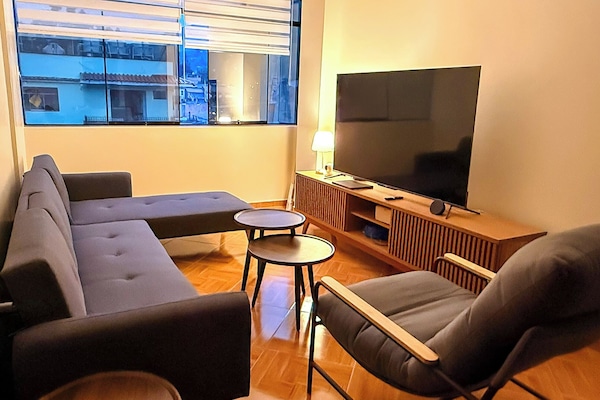 Deluxe studio suite, 1 slaapkamer, privébadkamer, uitzicht op resort | Woonruimte | Een 45-inch flatscreentelevisie met digitale zenders en betaalfilms