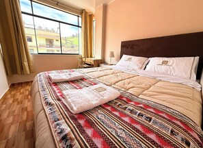 Rom – deluxe, privat bad, resort-utsikt | Skrivebord, skrivebord for bærbar PC og wi-fi (inkludert)