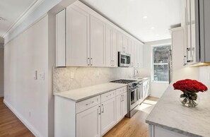 Unclassified image, 2 of 6, button - Charming 2-bedroom apartment with AC near park/walking trails (New York)