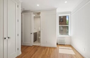 Unclassified image, 4 of 6, button - Charming 2-bedroom apartment with AC near park/walking trails (New York)