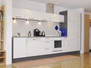 Refrigerador, horno, lavavajillas y utensilios de cocina 