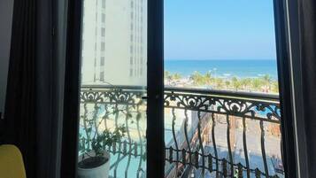 Premier-værelse - 1 soveværelse - balkon - delvis havudsigt | Gratis Wi-Fi