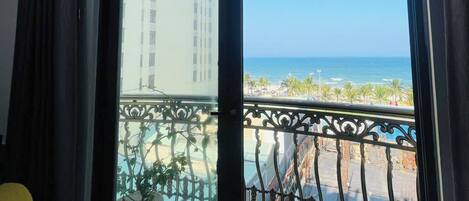 Habitación Premier, 1 habitación, balcón, vistas parciales al mar | Wifi gratis