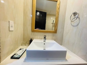 Premier-huone, 1 makuuhuone, parveke, osittainen merinäköala | Kylpyhuone | Suihku, ilmaiset hygieniatuotteet, hiustenkuivaaja, pyyhkeet