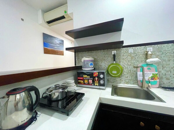 Deluxe Double Room, Partial Sea View | Private kitchen