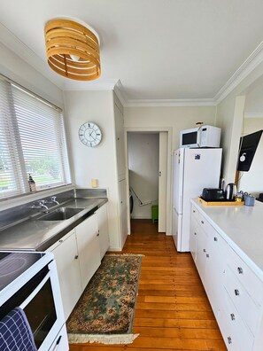Private kitchen - Mount Maunganui - Bach Kiwi Style (Mount Maunganui)