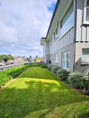 Property grounds - Mount Maunganui - Bach Kiwi Style (Mount Maunganui)