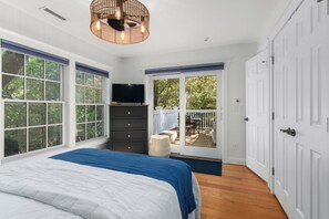 5 bedrooms, iron/ironing board, WiFi, bed sheets - "Slow Your Roll" is a pet-friendly, five-bedroom, 4.5-bath Maritime Forest (Bald Head Island)