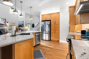 Fridge, microwave, oven, stovetop - "Slow Your Roll" is a pet-friendly, five-bedroom, 4.5-bath Maritime Forest (Bald Head Island)