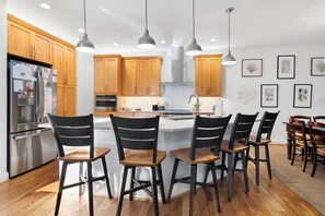 Fridge, microwave, oven, stovetop - "Slow Your Roll" is a pet-friendly, five-bedroom, 4.5-bath Maritime Forest (Bald Head Island)