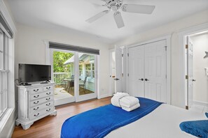 Room - "Slow Your Roll" is a pet-friendly, five-bedroom, 4.5-bath Maritime Forest (Bald Head Island)