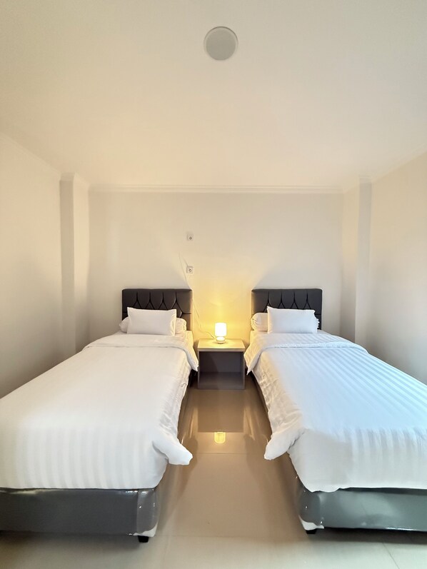 デスク、アイロン / アイロン台、WiFi (無料)