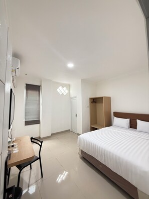 デスク、アイロン / アイロン台、WiFi (無料)