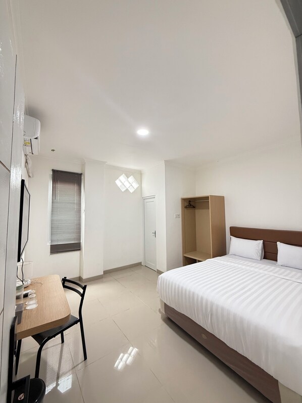 Desk, iron/ironing board, free WiFi