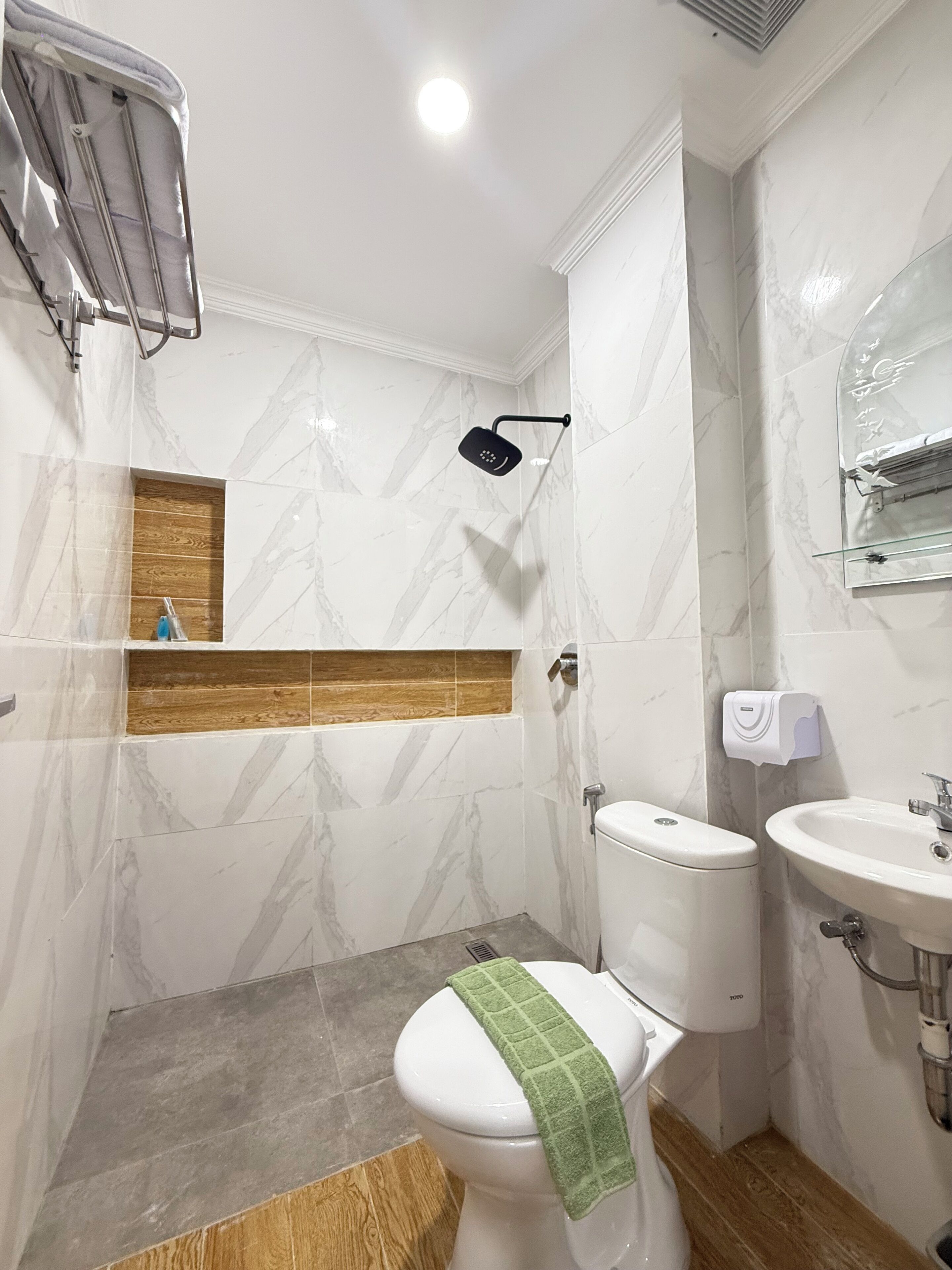 Badkamer | Een douche, handdoeken, zeep, shampoo