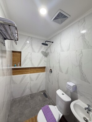 Bathroom - Lotus Guest House (Balikpapan)