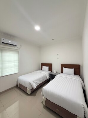 Desk, iron/ironing board, free WiFi - Lotus Guest House (balikpapan)