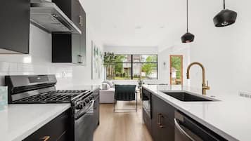 Refrigerador, microondas, horno y parrilla de estufa