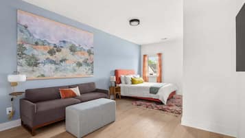 Schreibtisch, Bügeleisen/Bügelbrett, Reisekinderbett, kostenloses WLAN