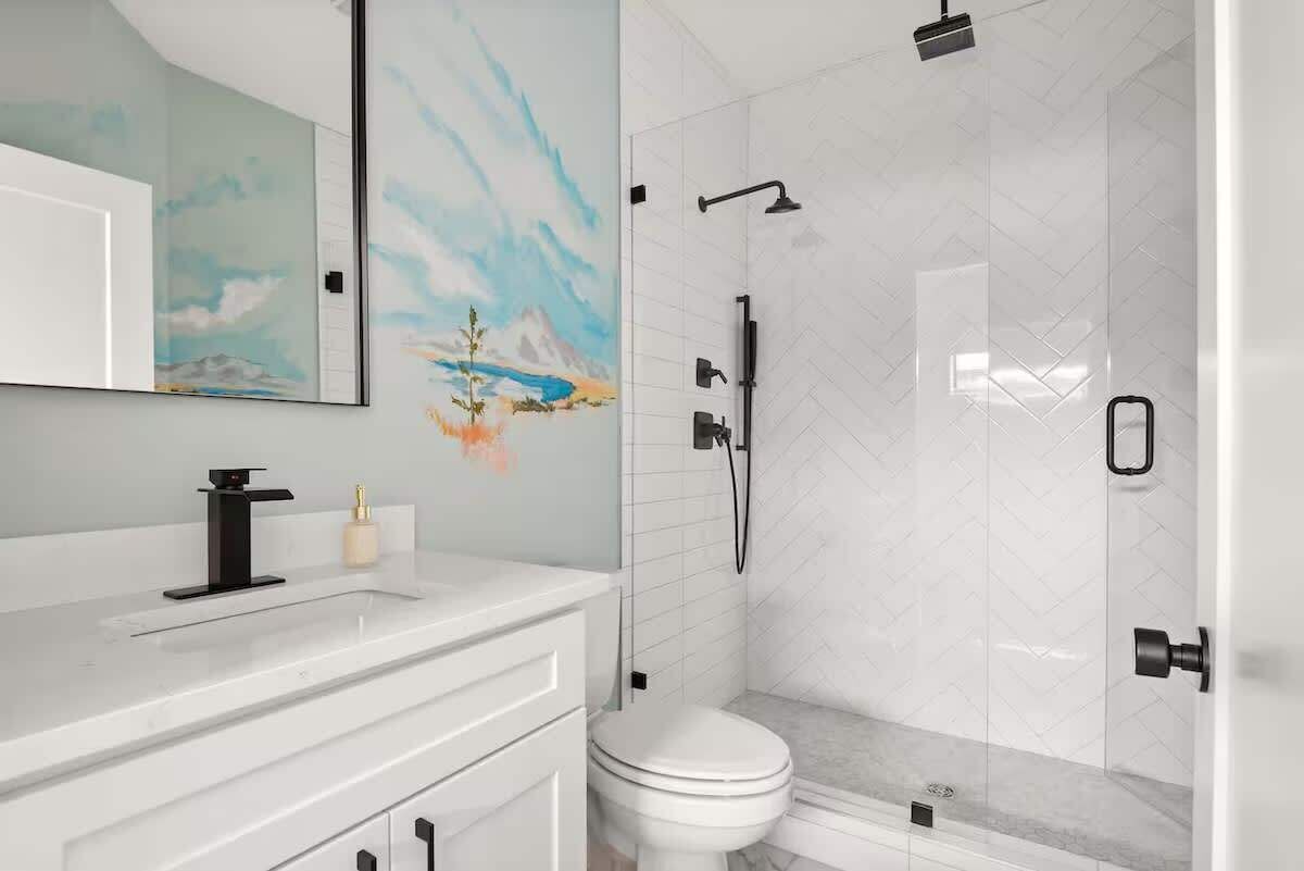 Shower, hair dryer, towels, shampoo