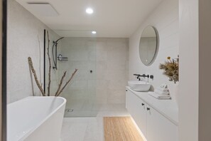Shower, hair dryer - The Reid Residence - Merimbula (Merimbula)
