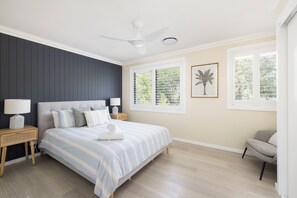 4 bedrooms, iron/ironing board, free WiFi, bed sheets - Time Out Shoal Bay (Shoal Bay)