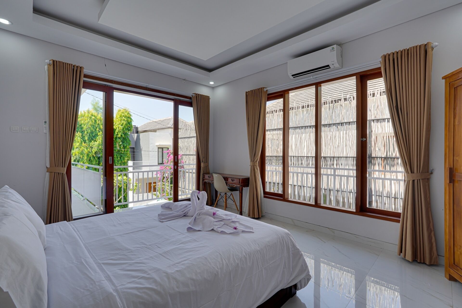 Villa, 3 hálószobával, privát medence | Íróasztal, laptophoz jól használható munkafelület és ingyenes wifi