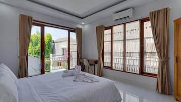 Desk, laptop workspace, free WiFi