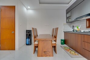 Refrigerador con freezer, microondas, placa de cocina