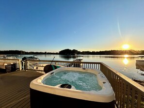 Terrace/patio - Lakefront - Pontoon, Hot Tub, Kayaks - Sleeps 12 (Lawton)