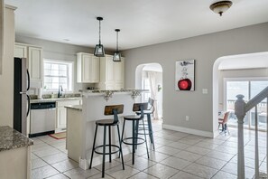 Private kitchen - Lakefront - Pontoon, Hot Tub, Kayaks - Sleeps 12 (Lawton)