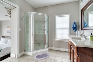 Hair dryer, towels, soap, shampoo - Lakefront - Pontoon, Hot Tub, Kayaks - Sleeps 12 (Lawton)