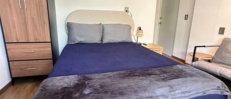 1 slaapkamer, een strijkplank/strijkijzer, wifi, beddengoed