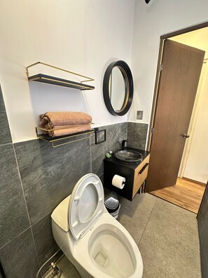 Shower, hair dryer, towels, soap - Loft with large window in Condesa (Ciudad de México)