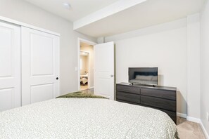 Room - Irving Park Place, Close to Moda Center (Portland)