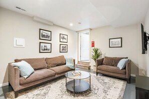 Living area - Irving Park Place, Close to Moda Center (Portland)