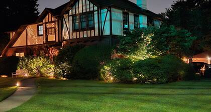 Luxury 5BR, 3.5BR home - Upper Montclair w/ Pool. Minutes to MetLife and NYC!
