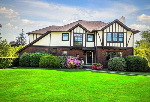  Luxury 5BR, 3.5BR home - Upper Montclair w/ Pool. Minutes to MetLife and NYC!